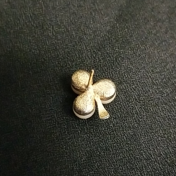 Goldtone pearl flower earrings - Picture 6 of 7